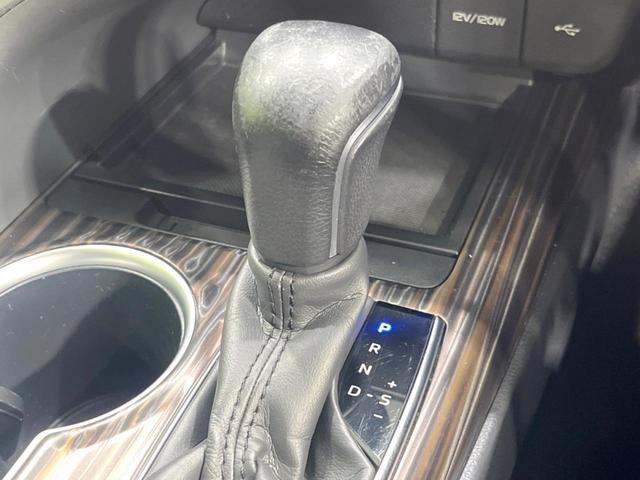 カムリ Ｇ　バックカメラ　衝突被害軽減システム　レーダークルーズ　禁煙車　パワーシート　コーナーセンサー　スマートキー　ＨＩＤヘッド　ビルトインＥＴＣ　オートハイビーム　車線逸脱警報　オートライト（36枚目）