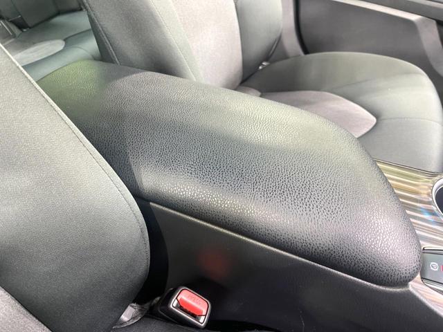 カムリ Ｇ　バックカメラ　衝突被害軽減システム　レーダークルーズ　禁煙車　パワーシート　コーナーセンサー　スマートキー　ＨＩＤヘッド　ビルトインＥＴＣ　オートハイビーム　車線逸脱警報　オートライト（48枚目）