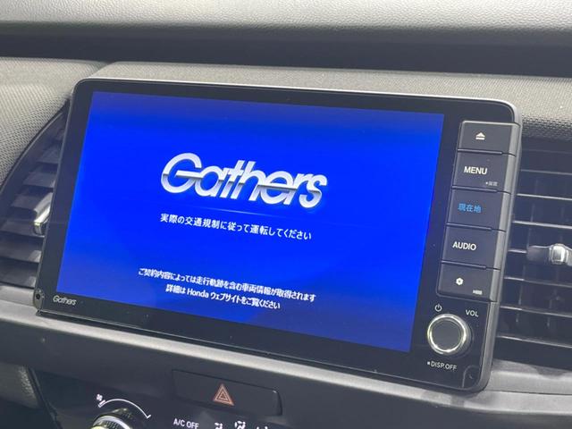 フィット ｅ：ＨＥＶクロスター　純正９型ナビ　バックカメラ　衝突被害軽減システム　ＥＴＣ　レーダークルーズ　禁煙車　ドラレコ　コーナーセンサー　スマートキー　ＬＥＤヘッド　オートハイビーム　車線逸脱警報　フルセグ　プライバシーガラス（3枚目）