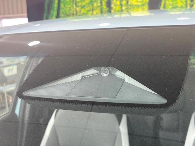 フィット ｅ：ＨＥＶクロスター　純正９型ナビ　バックカメラ　衝突被害軽減システム　ＥＴＣ　レーダークルーズ　禁煙車　ドラレコ　コーナーセンサー　スマートキー　ＬＥＤヘッド　オートハイビーム　車線逸脱警報　フルセグ　プライバシーガラス（4枚目）