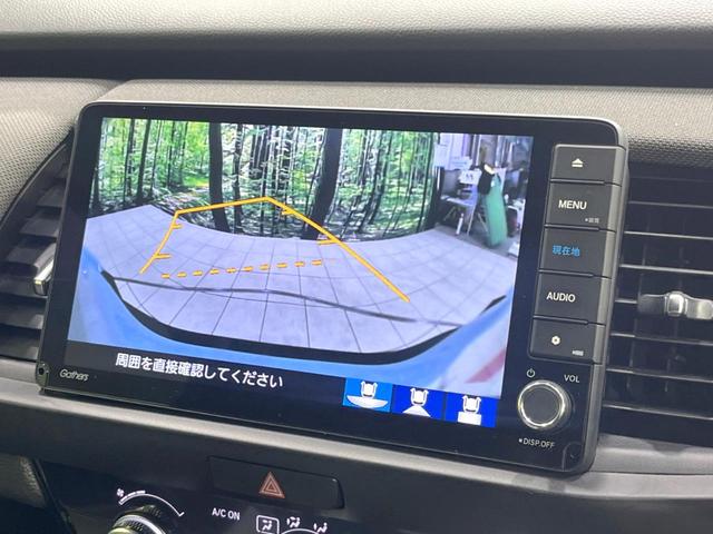 フィット ｅ：ＨＥＶクロスター　純正９型ナビ　バックカメラ　衝突被害軽減システム　ＥＴＣ　レーダークルーズ　禁煙車　ドラレコ　コーナーセンサー　スマートキー　ＬＥＤヘッド　オートハイビーム　車線逸脱警報　フルセグ　プライバシーガラス（5枚目）