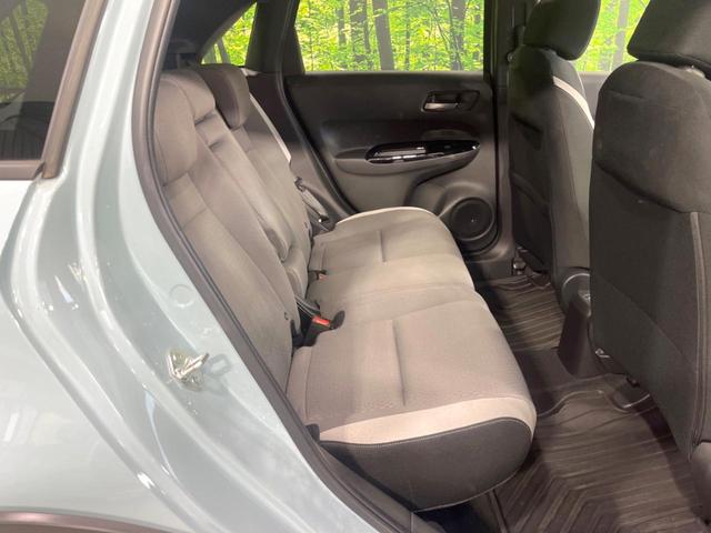 フィット ｅ：ＨＥＶクロスター　純正９型ナビ　バックカメラ　衝突被害軽減システム　ＥＴＣ　レーダークルーズ　禁煙車　ドラレコ　コーナーセンサー　スマートキー　ＬＥＤヘッド　オートハイビーム　車線逸脱警報　フルセグ　プライバシーガラス（9枚目）