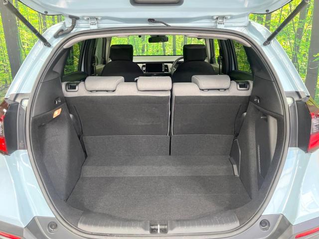 フィット ｅ：ＨＥＶクロスター　純正９型ナビ　バックカメラ　衝突被害軽減システム　ＥＴＣ　レーダークルーズ　禁煙車　ドラレコ　コーナーセンサー　スマートキー　ＬＥＤヘッド　オートハイビーム　車線逸脱警報　フルセグ　プライバシーガラス（10枚目）