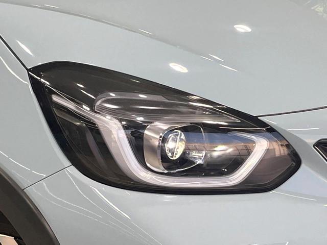 フィット ｅ：ＨＥＶクロスター　純正９型ナビ　バックカメラ　衝突被害軽減システム　ＥＴＣ　レーダークルーズ　禁煙車　ドラレコ　コーナーセンサー　スマートキー　ＬＥＤヘッド　オートハイビーム　車線逸脱警報　フルセグ　プライバシーガラス（12枚目）