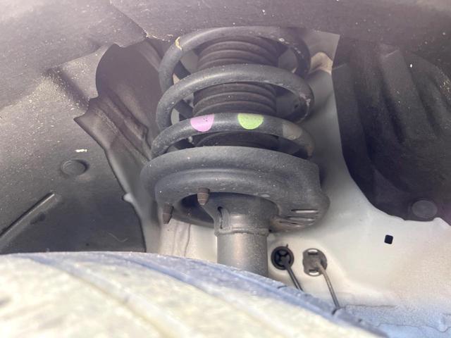 フィット ｅ：ＨＥＶクロスター　純正９型ナビ　バックカメラ　衝突被害軽減システム　ＥＴＣ　レーダークルーズ　禁煙車　ドラレコ　コーナーセンサー　スマートキー　ＬＥＤヘッド　オートハイビーム　車線逸脱警報　フルセグ　プライバシーガラス（20枚目）