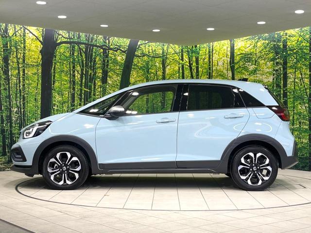 フィット ｅ：ＨＥＶクロスター　純正９型ナビ　バックカメラ　衝突被害軽減システム　ＥＴＣ　レーダークルーズ　禁煙車　ドラレコ　コーナーセンサー　スマートキー　ＬＥＤヘッド　オートハイビーム　車線逸脱警報　フルセグ　プライバシーガラス（24枚目）