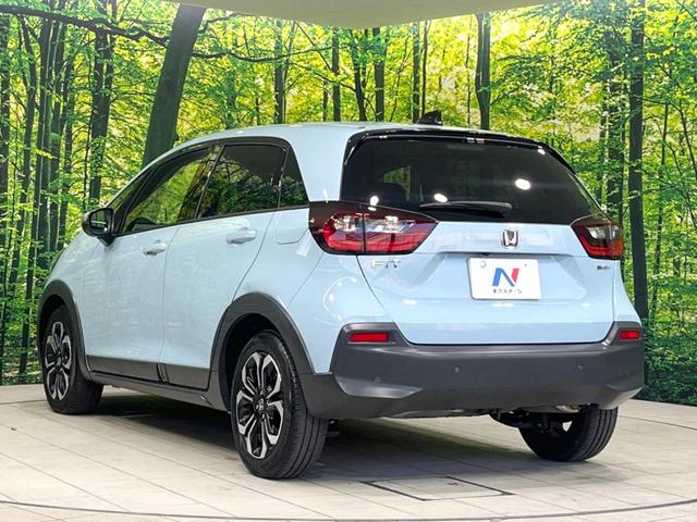 フィット ｅ：ＨＥＶクロスター　純正９型ナビ　バックカメラ　衝突被害軽減システム　ＥＴＣ　レーダークルーズ　禁煙車　ドラレコ　コーナーセンサー　スマートキー　ＬＥＤヘッド　オートハイビーム　車線逸脱警報　フルセグ　プライバシーガラス（26枚目）