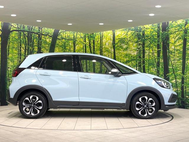 フィット ｅ：ＨＥＶクロスター　純正９型ナビ　バックカメラ　衝突被害軽減システム　ＥＴＣ　レーダークルーズ　禁煙車　ドラレコ　コーナーセンサー　スマートキー　ＬＥＤヘッド　オートハイビーム　車線逸脱警報　フルセグ　プライバシーガラス（27枚目）