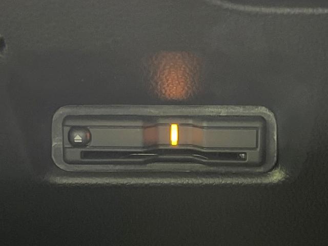 フィット ｅ：ＨＥＶクロスター　純正９型ナビ　バックカメラ　衝突被害軽減システム　ＥＴＣ　レーダークルーズ　禁煙車　ドラレコ　コーナーセンサー　スマートキー　ＬＥＤヘッド　オートハイビーム　車線逸脱警報　フルセグ　プライバシーガラス（33枚目）