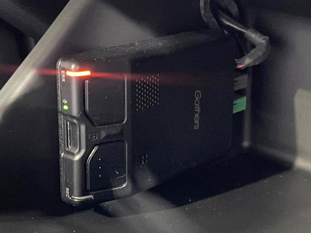 フィット ｅ：ＨＥＶクロスター　純正９型ナビ　バックカメラ　衝突被害軽減システム　ＥＴＣ　レーダークルーズ　禁煙車　ドラレコ　コーナーセンサー　スマートキー　ＬＥＤヘッド　オートハイビーム　車線逸脱警報　フルセグ　プライバシーガラス（34枚目）