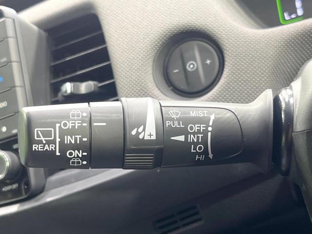 フィット ｅ：ＨＥＶクロスター　純正９型ナビ　バックカメラ　衝突被害軽減システム　ＥＴＣ　レーダークルーズ　禁煙車　ドラレコ　コーナーセンサー　スマートキー　ＬＥＤヘッド　オートハイビーム　車線逸脱警報　フルセグ　プライバシーガラス（40枚目）