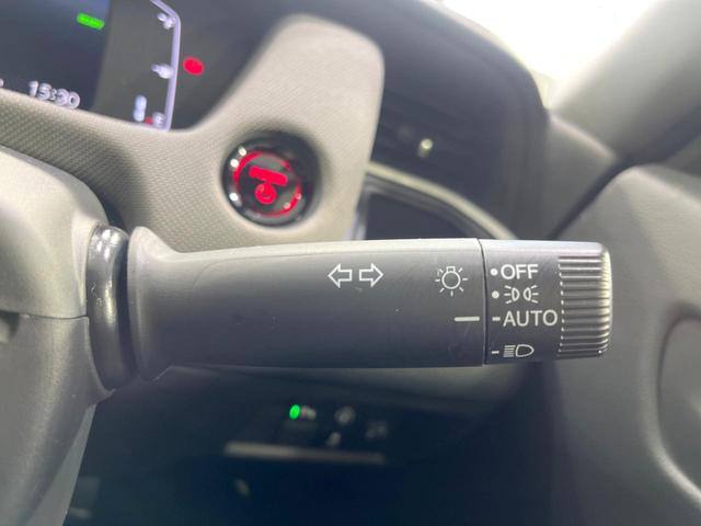 フィット ｅ：ＨＥＶクロスター　純正９型ナビ　バックカメラ　衝突被害軽減システム　ＥＴＣ　レーダークルーズ　禁煙車　ドラレコ　コーナーセンサー　スマートキー　ＬＥＤヘッド　オートハイビーム　車線逸脱警報　フルセグ　プライバシーガラス（43枚目）