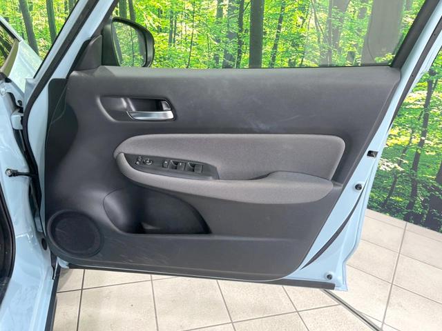 フィット ｅ：ＨＥＶクロスター　純正９型ナビ　バックカメラ　衝突被害軽減システム　ＥＴＣ　レーダークルーズ　禁煙車　ドラレコ　コーナーセンサー　スマートキー　ＬＥＤヘッド　オートハイビーム　車線逸脱警報　フルセグ　プライバシーガラス（52枚目）