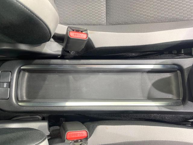 フィット ｅ：ＨＥＶクロスター　純正９型ナビ　バックカメラ　衝突被害軽減システム　ＥＴＣ　レーダークルーズ　禁煙車　ドラレコ　コーナーセンサー　スマートキー　ＬＥＤヘッド　オートハイビーム　車線逸脱警報　フルセグ　プライバシーガラス（58枚目）