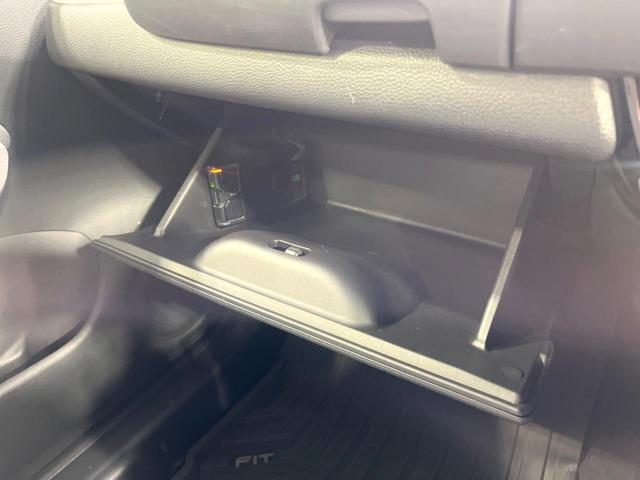フィット ｅ：ＨＥＶクロスター　純正９型ナビ　バックカメラ　衝突被害軽減システム　ＥＴＣ　レーダークルーズ　禁煙車　ドラレコ　コーナーセンサー　スマートキー　ＬＥＤヘッド　オートハイビーム　車線逸脱警報　フルセグ　プライバシーガラス（60枚目）