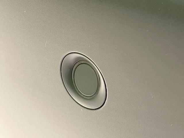 フィット ｅ：ＨＥＶクロスター　純正９型ナビ　バックカメラ　衝突被害軽減システム　ＥＴＣ　レーダークルーズ　禁煙車　ドラレコ　コーナーセンサー　スマートキー　ＬＥＤヘッド　オートハイビーム　車線逸脱警報　フルセグ　プライバシーガラス（67枚目）