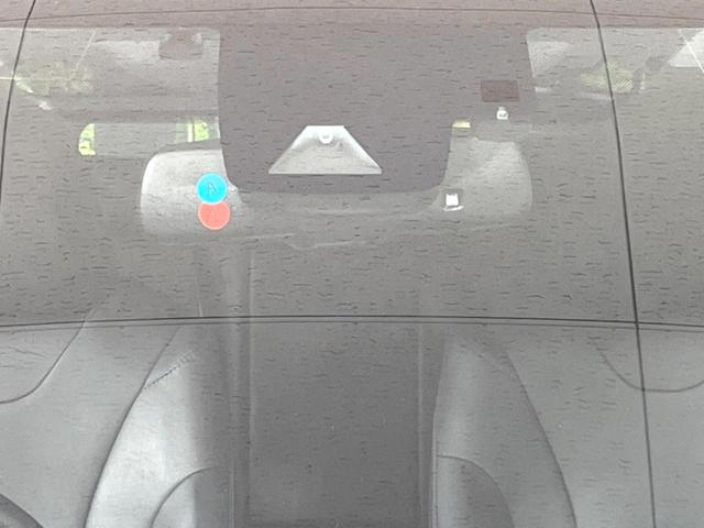 プリウス Ａツーリングセレクション　バックカメラ　衝突被害軽減システム　レーダークルーズ　禁煙車　レザーシート　コーナーセンサー　スマートキー　ＬＥＤヘッド　ビルトインＥＴＣ　純正１７インチアルミ　オートハイビーム　パークアシスト（3枚目）