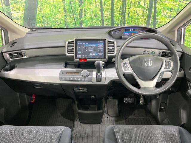 フリードハイブリッド ジャストセレクション　両側電動ドア　純正ＳＤナビ　バックカメラ　禁煙車　ドラレコ　スマートキー　ＨＩＤヘッド　ビルトインＥＴＣ　クルコン　オートライト　オートエアコン　ＣＤ　ＤＶＤ再生　フルセグ（2枚目）