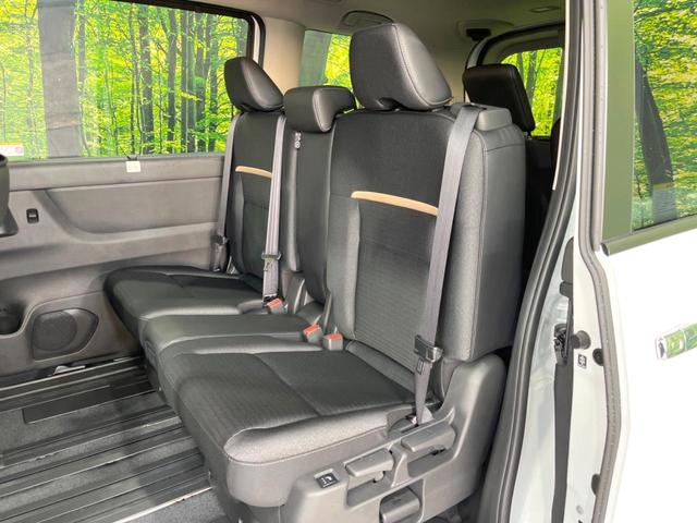 セレナ ｅ－パワー　ハイウェイスターＶ　登録済未使用車　１２．３インチナビ　両側電動ドア　全周囲カメラ　衝突被害軽減装置　レーダークルーズ　レザーシート　コーナーセンサー　スマートキー　ＬＥＤヘッド＆フォグ　ＥＴＣ２．０　純正１６インチＡＷ（45枚目）