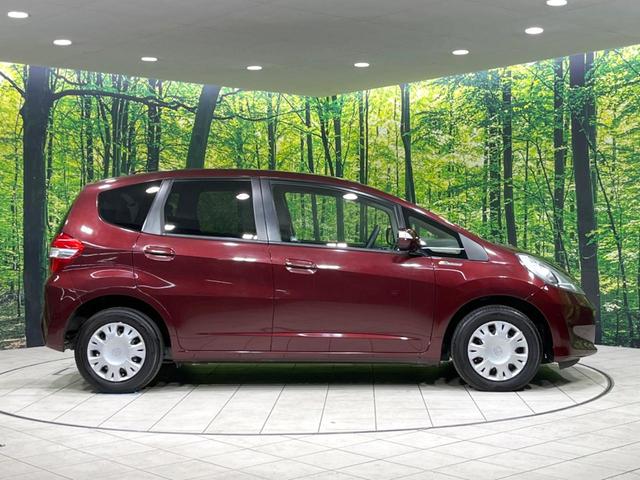 フィット Ｇ・１０ｔｈアニバーサリーＩＩ　バックカメラ　禁煙車　ＨＩＤヘッドライト　ビルトインＥＴＣ　オートライト　ＣＤ再生　プライバシーガラス　アイドリングストップ（27枚目）