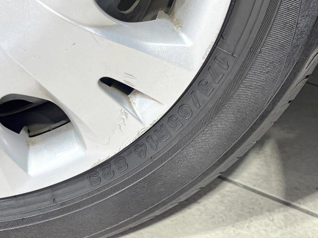 フィット Ｇ・１０ｔｈアニバーサリーＩＩ　バックカメラ　禁煙車　ＨＩＤヘッドライト　ビルトインＥＴＣ　オートライト　ＣＤ再生　プライバシーガラス　アイドリングストップ（30枚目）