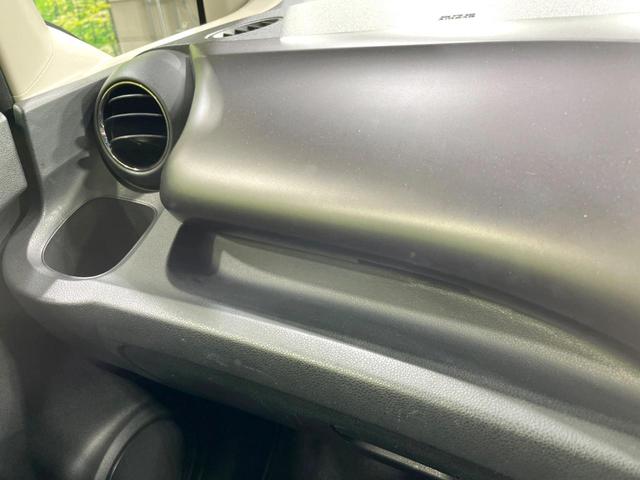 フィット Ｇ・１０ｔｈアニバーサリーＩＩ　バックカメラ　禁煙車　ＨＩＤヘッドライト　ビルトインＥＴＣ　オートライト　ＣＤ再生　プライバシーガラス　アイドリングストップ（44枚目）