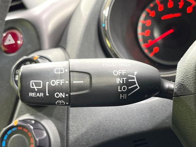 フィット Ｇ・１０ｔｈアニバーサリーＩＩ　バックカメラ　禁煙車　ＨＩＤヘッドライト　ビルトインＥＴＣ　オートライト　ＣＤ再生　プライバシーガラス　アイドリングストップ（52枚目）