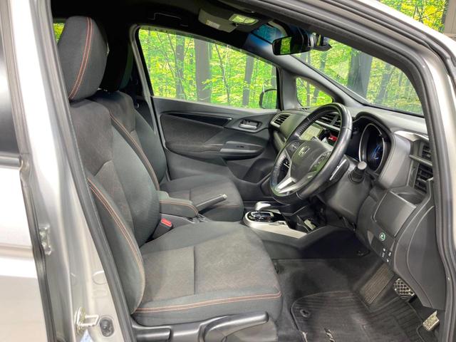 フィットハイブリッド Ｓパッケージ　純正ＳＤナビ　バックカメラ　寒冷地仕様　衝突被害軽減システム　禁煙車　ドラレコ　スマートキー　ＬＥＤヘッド　ＥＴＣ　クルコン　純正１６インチアルミ　オートライト　オートエアコン　Ｂｌｕｅｔｏｏｔｈ（8枚目）