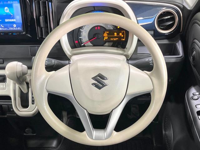 �C���e���A�ɍ��킹���f�U�C���̃X�e�A�����O�́A�^�]�������̂��Ƃ��l���A�^�]���₷���`��A�傫���ł��B�����x�A���ۂɐG���Ă��m���߂��������B