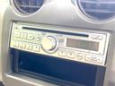 Ｓ　ＥＴＣ　ＣＤ再生　電動格納ドアミラー　禁煙車　プライバシーガラス　１３インチアルミホイール　ＦＭ／ＡＭラジオ　ヘッドライトレベライザー　一体可倒式リアシート　アシストグリップ(4枚目)