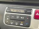 【オートエアコン】一度お好みの温度に設定すれば、車内の温度を検知し風量や温度を自動で調整。暑い…寒い…と何度もスイッチ操作をする必要はありません。快適な車内空間には必須の機能ですね♪