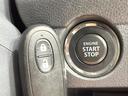 【キーレススタートシステム】カバンやポケットに入れたままでもドアの施錠・解錠が可能なスマートキーを装備。エンジンのオン・オフ時もカギを取り出す必要が無いからとっても便利です♪