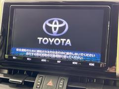 【純正９型ナビ】人気の純正ナビを装備。オーディオ機能も充実しており、Ｂｌｕｅｔｏｏｔｈ接続すればお持ちのスマホやＭＰ３プレイヤーの音楽を再生可能！毎日の運転がさらに楽しくなります！！ 4