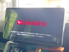 【純正ナビ】人気の純正ナビを装備しております。ナビの使いやすさはもちろん、オーディオ機能も充実！キャンプや旅行はもちろん、通勤や買い物など普段のドライブも楽しくなるはず♪ 4