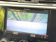 【バックカメラ】駐車時に後方がリアルタイム映像で確認できます。大型商業施設や立体駐車場での駐車時や、夜間のバック時に大活躍！運転スキルに関わらず、今や必須となった装備のひとつです！ 4