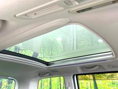 【パノラミックルーフ】大型のガラスルーフ搭載で車内の解放感が一気にアップ！開放的なドライブをお楽しみいただけます。 3