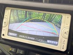 【バックカメラ】駐車時に後方がリアルタイム映像で確認できます。大型商業施設や立体駐車場での駐車時や、夜間のバック時に大活躍！運転スキルに関わらず、今や必須となった装備のひとつです！ 4