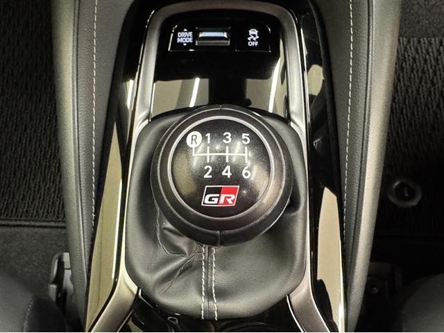 �C���e���A�͍�����Ƃ����X�|�[�e�B�[���A�V�b�N�ȃf�U�C���ɂȂ��Ă��܂��B���ʂ��̗ǂ��������肵�����E�ŉ^�]�����₷���ł��B