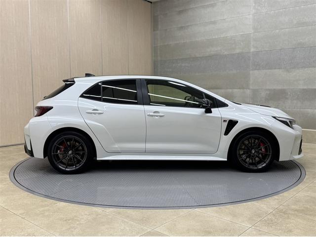 ���ԍw���̃|�C���g�ƂȂ�t�����g�}�X�N�ł��I���C�h�ȃ{�f�B�[�ɃV���[�v�Ȗڂ�����ۓI�ȃf�U�C���̃w�b�h�����v�ł��B