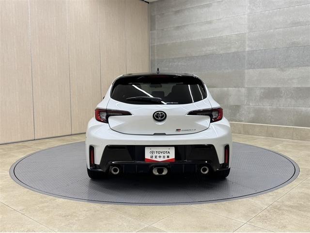 �ّf�ނ����݂��킹���y�ʂ̃J�[�{�����[�t���̗p���邱�ƂŁA�y���ȃX�|�[�c���s�ɒ�������y�ʉ��ƒ�d�S�����������Ă��܂��B