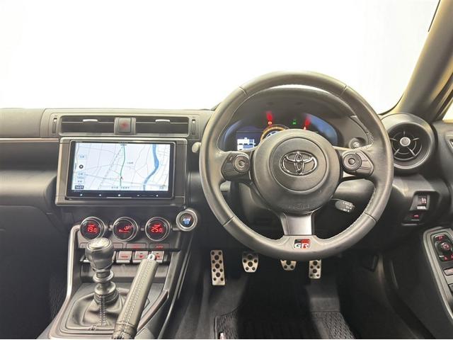 �X�|�[�e�B�[�ȃf�U�C���̃C���p�l����ł��B�e����X�C�b�`�ނ��g���₷���ʒu�ɔz�u����Ă��܂��B