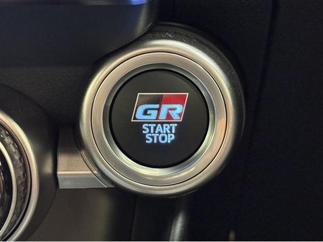 �f�q��p�G���W���X�^�[�g�{�^���ł��B�L�[���ԓ��ɂ���΁A�G���W���̎n���E��~�̓u���[�L�𓥂�ŃX�C�b�`�����������I�L�[�����o����Ԃ��Ȃ��A�����v�b�V���ŃG���W���𑀍삷��̂ŊȒP�ŃX���[�Y�ł��B