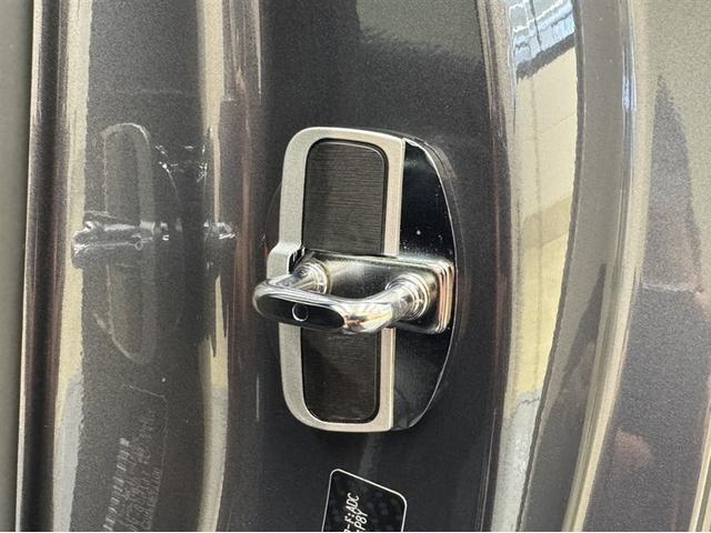 �f�q�h�A�X�^�r���C�U�[�𑕒��I���Ԃ𖄂߂邱�ƂŁA�X�e�A�����O���쎞�̎ԗ��̉����x���ጸ���A�N�C�b�N�ȃ��X�|���X�Ɏd�グ�܂��B