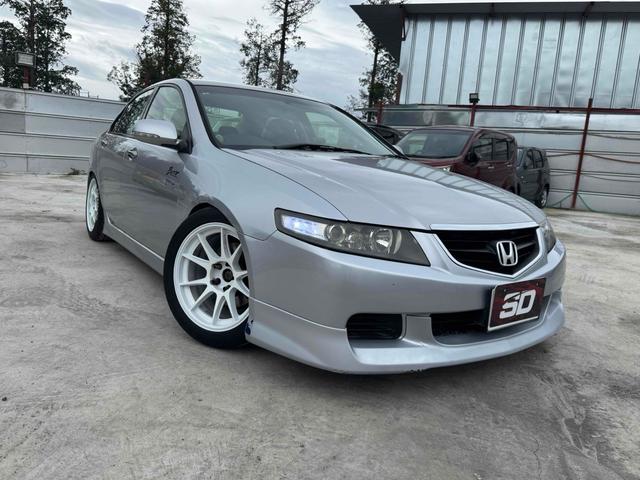 アコード ユーロR 車高調 ナビ アルミホイール HID ショットシフトMT キーレスエントリー 電動格納ミラー 盗難防止システム CD DVD再生 衝突安全ボディ ABS エアコン パワーステアリング(4枚目)