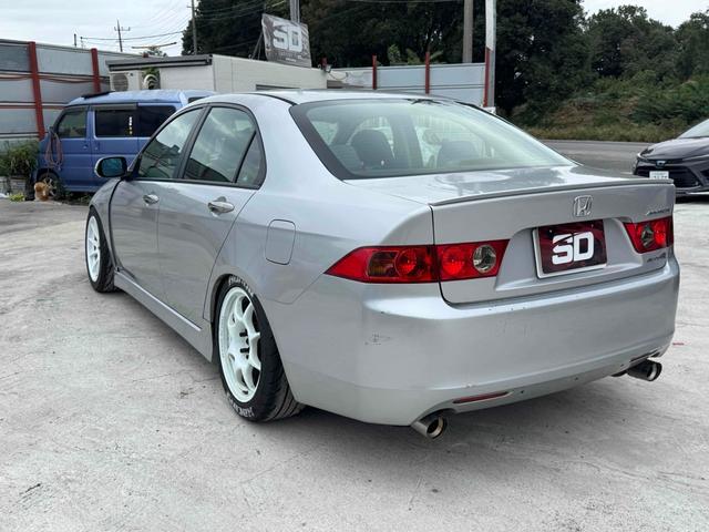 アコード ユーロR 車高調 ナビ アルミホイール HID ショットシフトMT キーレスエントリー 電動格納ミラー 盗難防止システム CD DVD再生 衝突安全ボディ ABS エアコン パワーステアリング(11枚目)