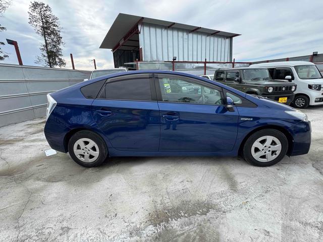 プリウス Ｇツーリングセレクション　ナビ　ＴＶ　アルミホイール　オートライト　スマートキー　電動格納ミラー　ＣＶＴ　ＣＤ　ＤＶＤ再生　ミュージックプレイヤー接続可　Ｂｌｕｅｔｏｏｔｈ　エアコン　パワーステアリング　パワーウィンドウ（4枚目）