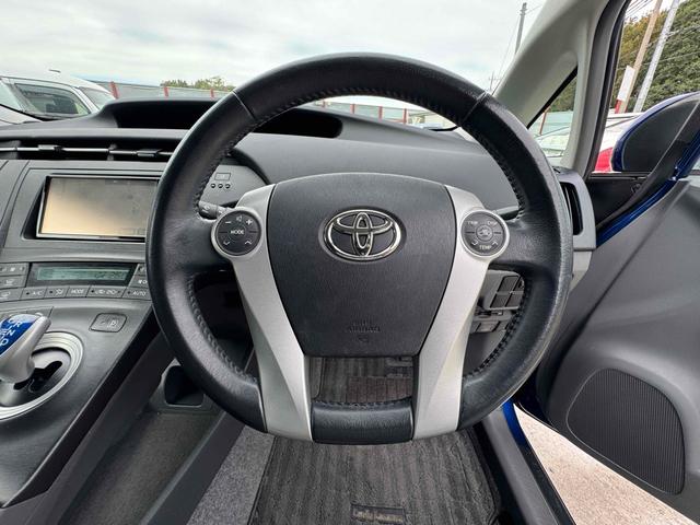 プリウス Ｇツーリングセレクション　ナビ　ＴＶ　アルミホイール　オートライト　スマートキー　電動格納ミラー　ＣＶＴ　ＣＤ　ＤＶＤ再生　ミュージックプレイヤー接続可　Ｂｌｕｅｔｏｏｔｈ　エアコン　パワーステアリング　パワーウィンドウ（13枚目）