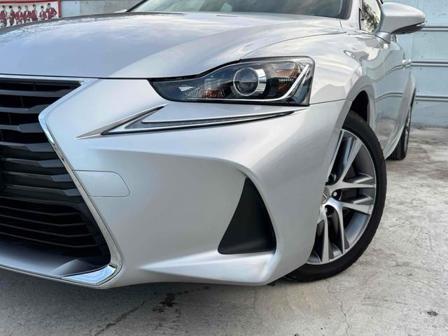 ＩＳ ＩＳ２００ｔ　中期型　ハーフレザーシート　レーンアシスト　レーダークルーズコントロール　バックカメラ　ナビ　ＴＶ　アルミホイール　オートライト　ＬＥＤヘッドランプ　ＡＴ　スマートキー　電動格納ミラー（3枚目）