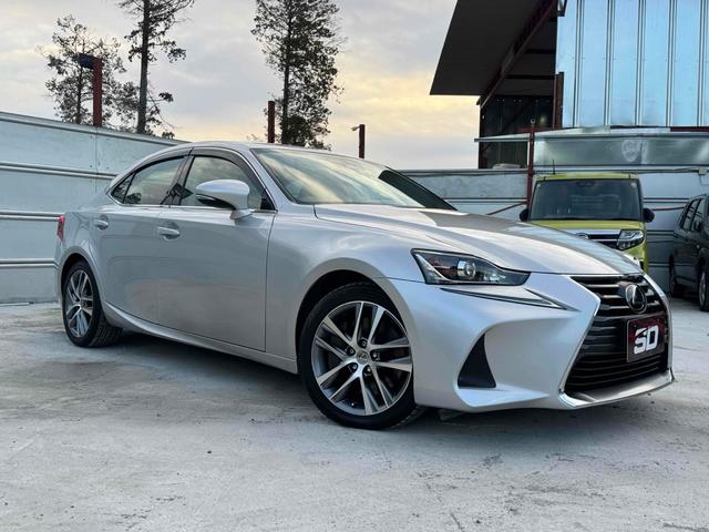 ＩＳ ＩＳ２００ｔ　中期型　ハーフレザーシート　レーンアシスト　レーダークルーズコントロール　バックカメラ　ナビ　ＴＶ　アルミホイール　オートライト　ＬＥＤヘッドランプ　ＡＴ　スマートキー　電動格納ミラー（4枚目）