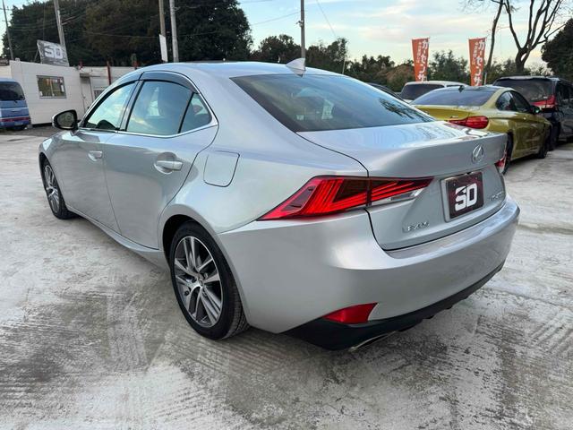 ＩＳ ＩＳ２００ｔ　中期型　ハーフレザーシート　レーンアシスト　レーダークルーズコントロール　バックカメラ　ナビ　ＴＶ　アルミホイール　オートライト　ＬＥＤヘッドランプ　ＡＴ　スマートキー　電動格納ミラー（12枚目）